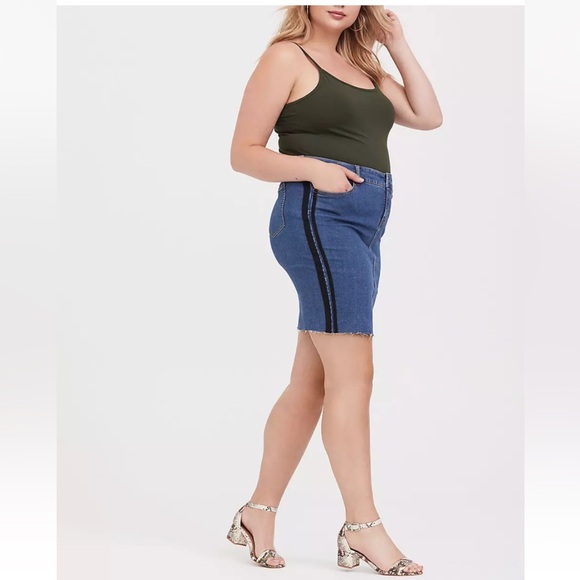◾️Torrid Denim Raw Hem Mini Skirt With Side Strips - Picture 5 of 8